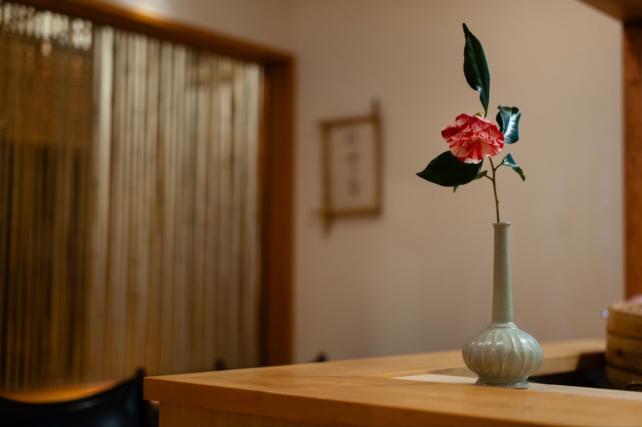 聴雪菴の店内(白木のカウンターと一輪挿し)