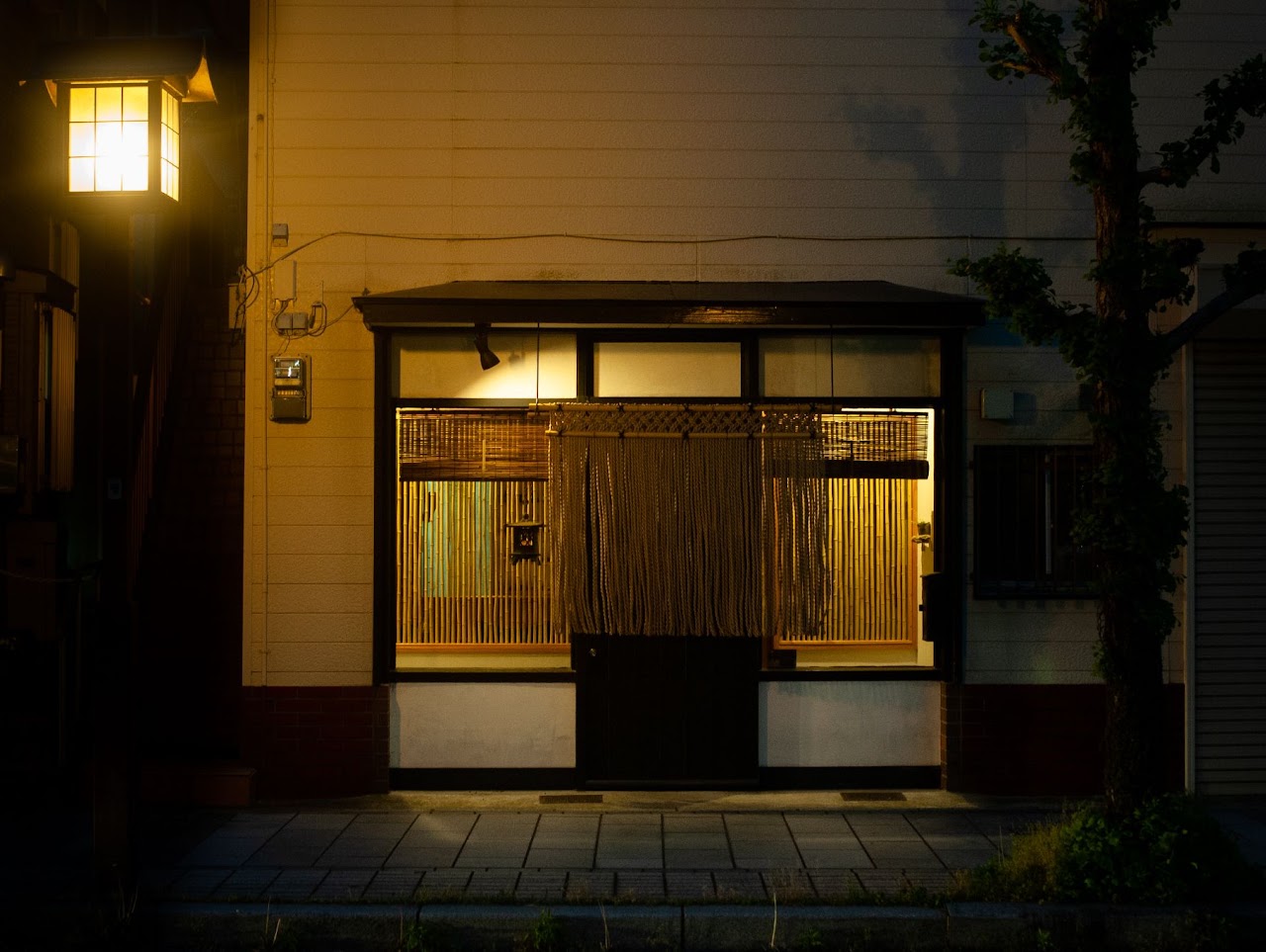 夜の聴雪菴の外観(行灯と暖簾)