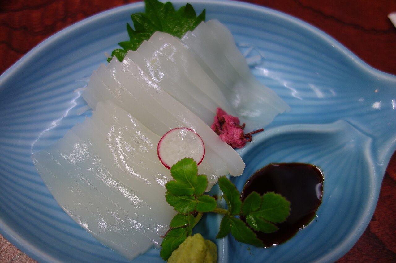 透き通ったイカの刺身(イメージ)