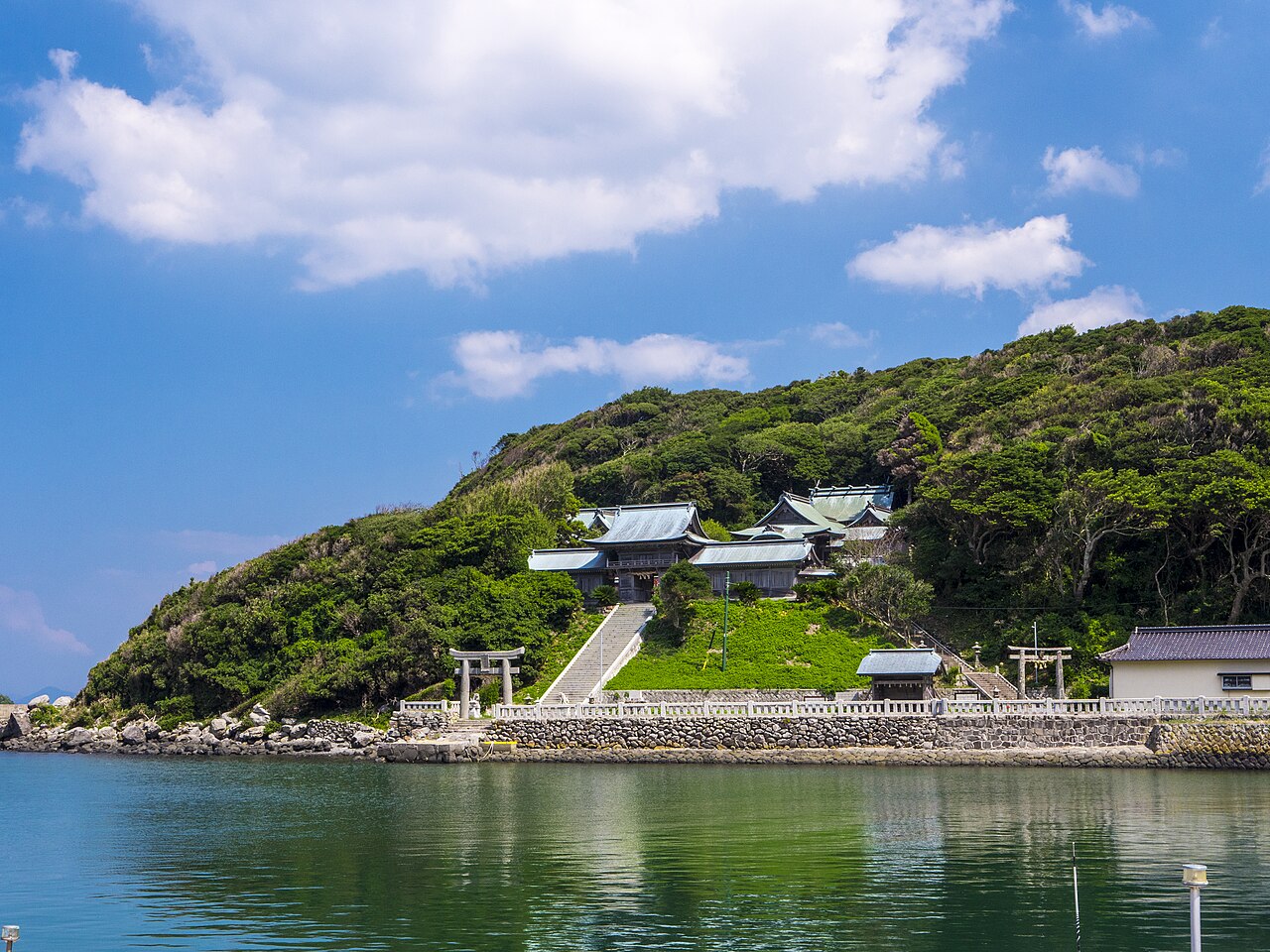 対岸から見た加部島・田島神社の全景