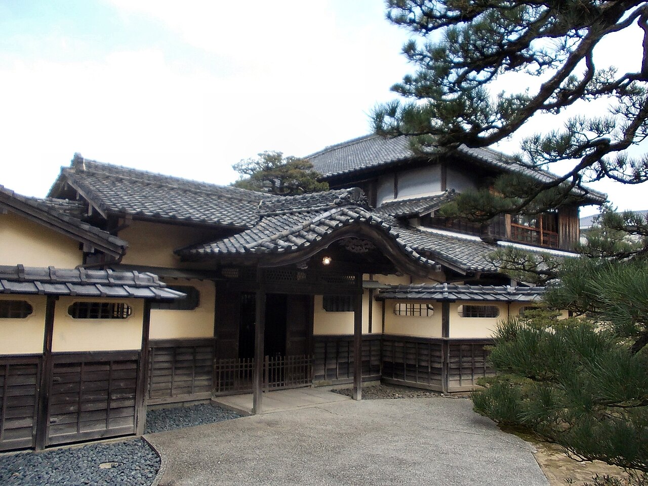 旧高取邸の建物と庭