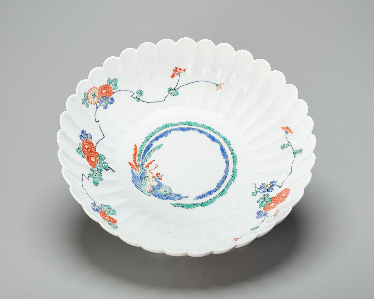 有田焼・柿右衛門様式の色絵輪花鉢(1675〜1725年頃)