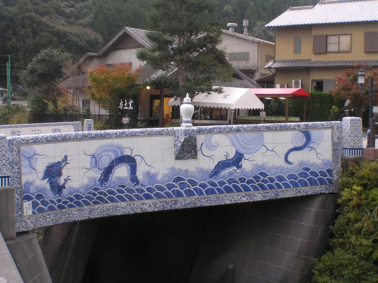 伊万里市大川内山の、磁器で飾られた橋
