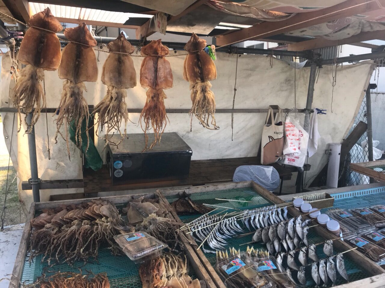 呼子朝市の露店に並ぶイカの干物と魚