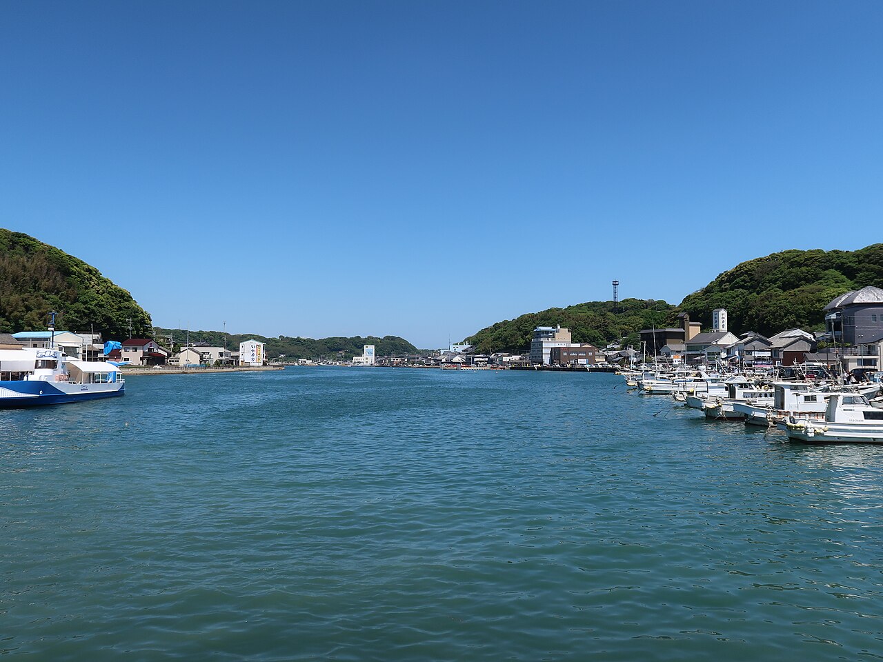 青空の下の呼子港と漁船